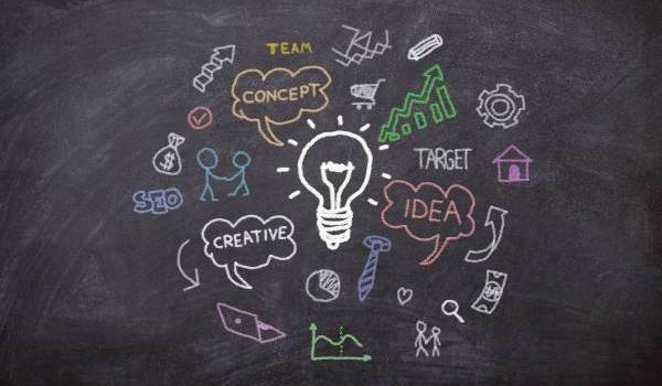     Query riuscita  Gemini ha detto  Illustrazione su una lavagna nera con disegni a gessetto colorato che rappresentano un brainstorming: una lampadina centrale accesa circondata da icone di business, grafici e nuvole di testo con parole come 